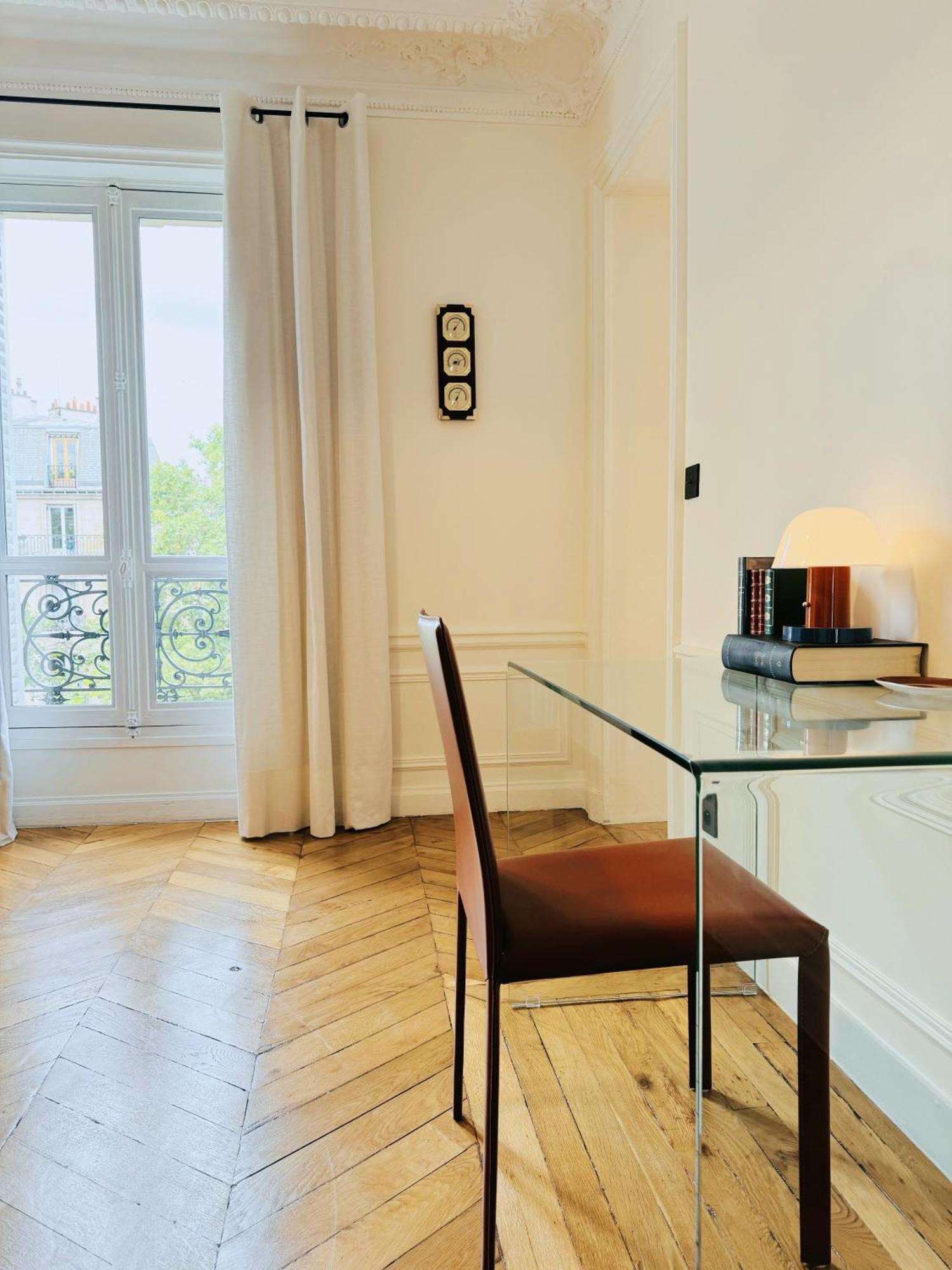 3 Bedrooms In Marais Apartment *