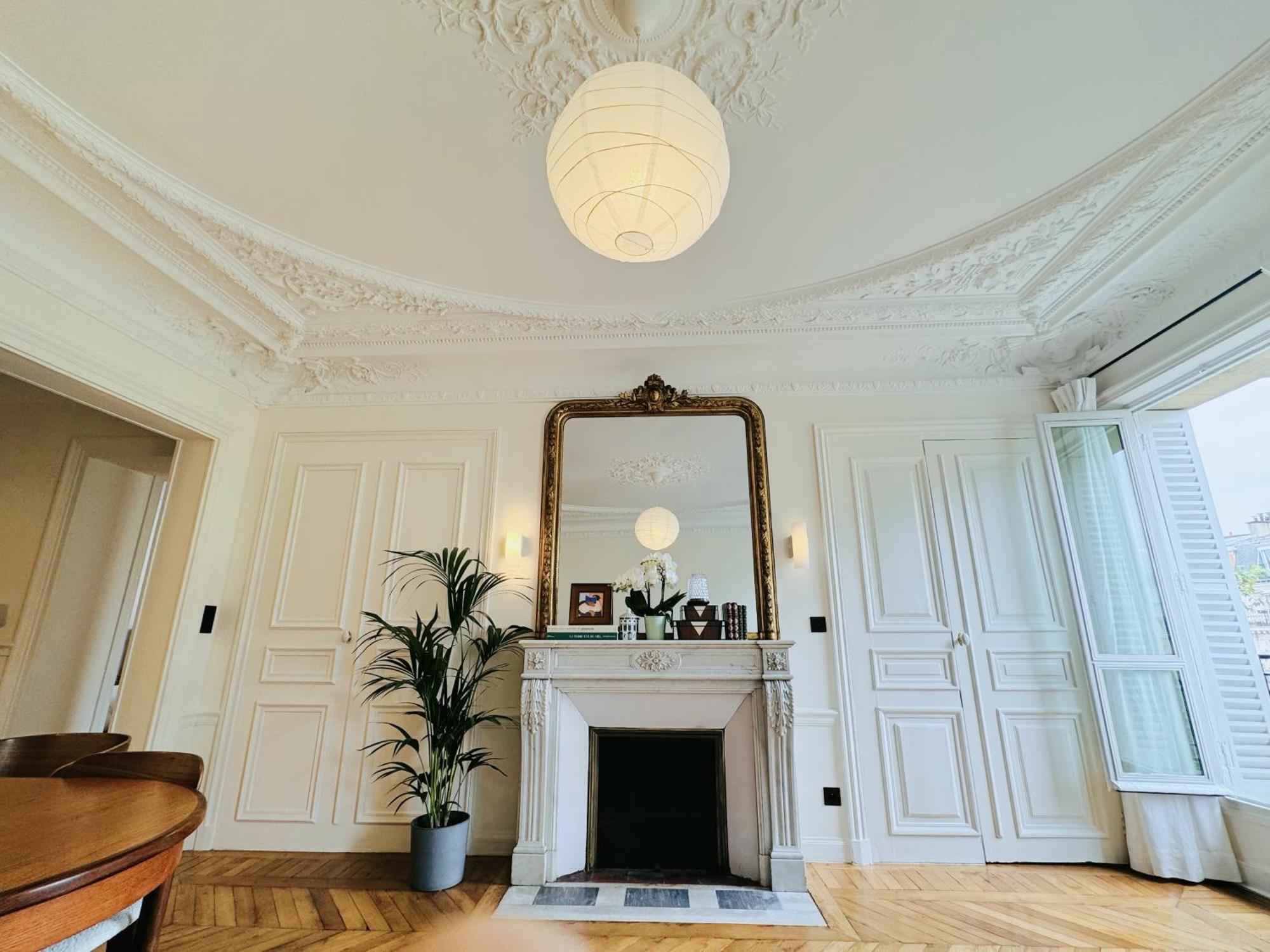 3 Bedrooms In Marais Apartment Paris